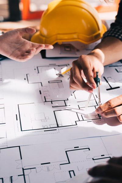 Ingegneri_al_lavoro_su_di_un_progetto Ingegneri_al_lavoro_su_di_un_progetto